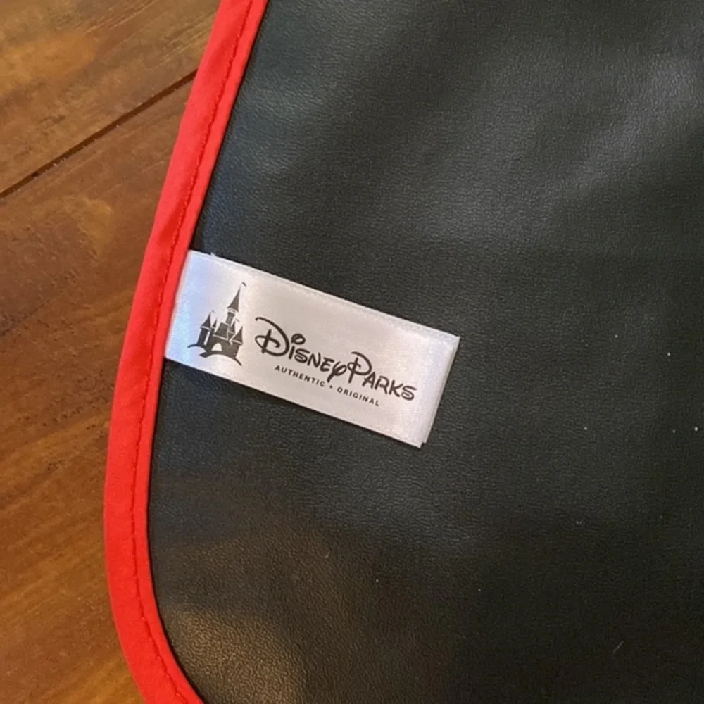 Bib WDW Walt Disney World resort Minnie Mouse wipeable bib‎ with shaker items